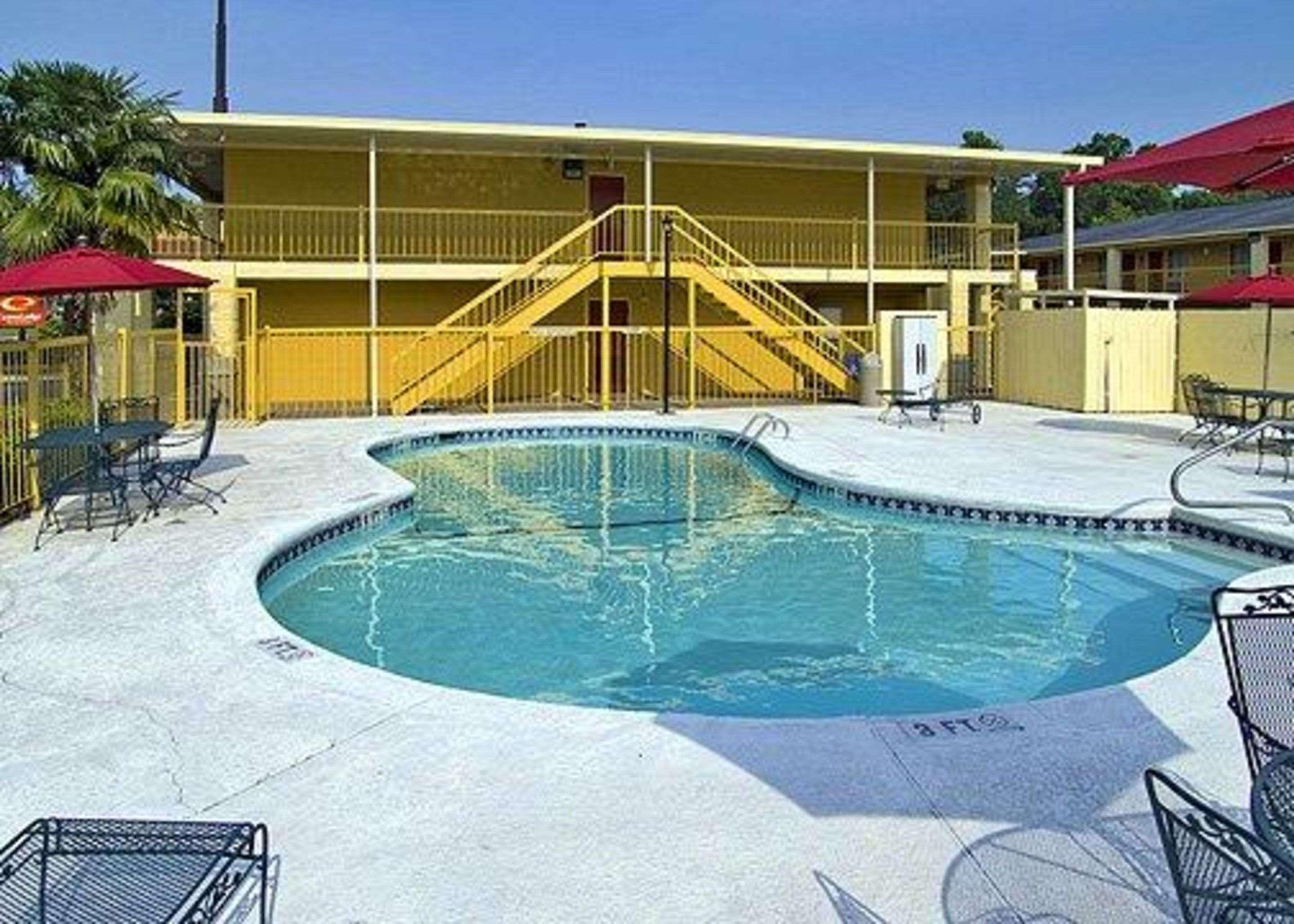 Econo Lodge Inn & Suites At Fort Moore Columbus Exterior photo