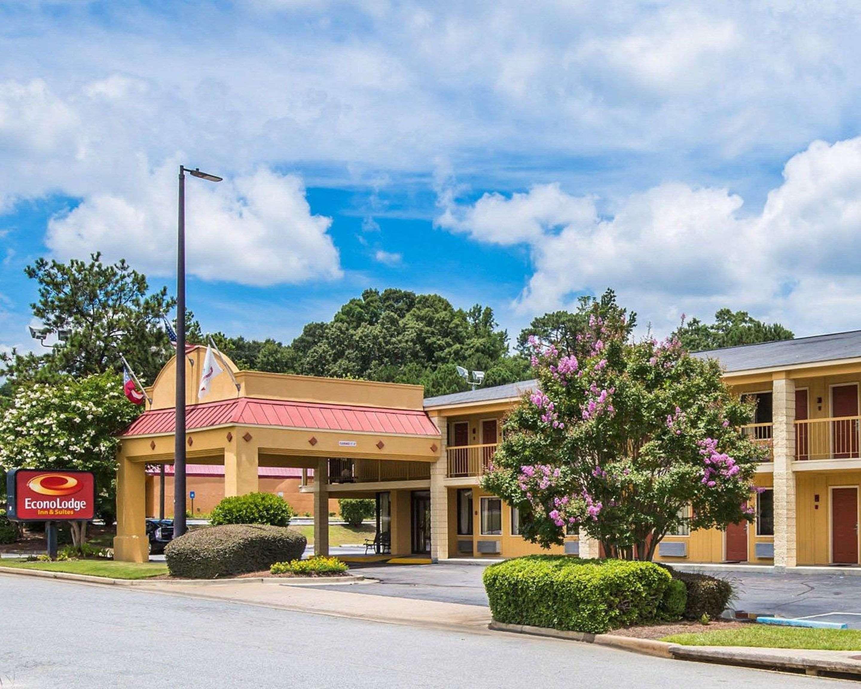 Econo Lodge Inn & Suites At Fort Moore Columbus Exterior photo